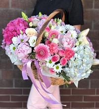 Композиция солнечный день в Сотниковском Цветочная композиция из Розы, Хризантемы, Пионы и Лизиантусы в корзине в Сотниковском