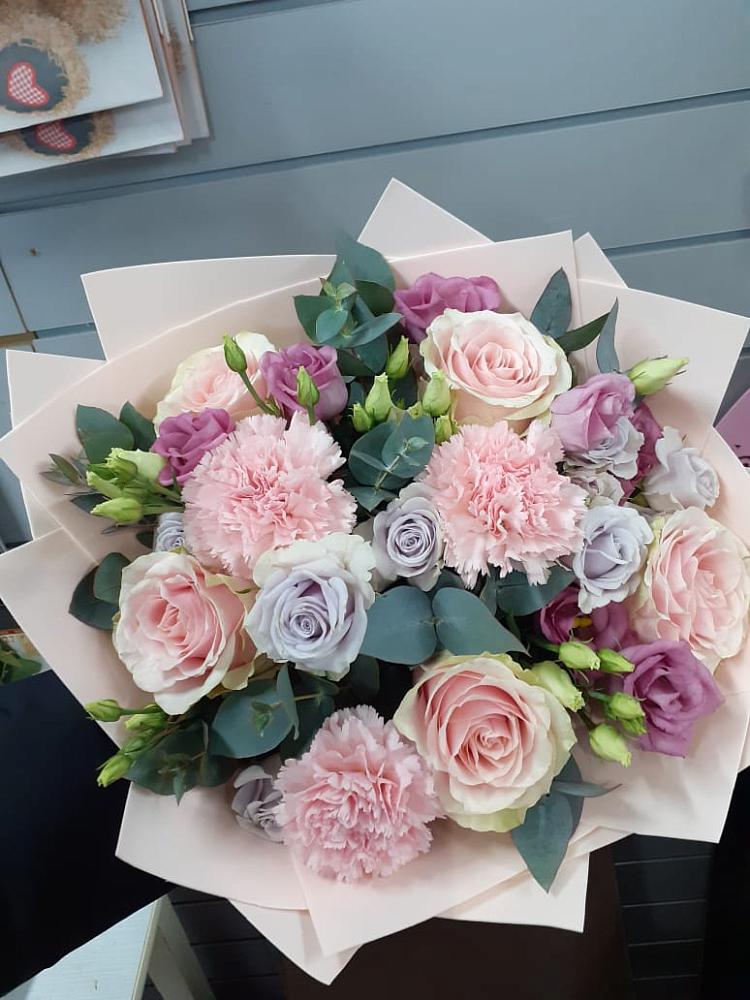 Букет цветов из: Розы, Гвоздики и Лизиантусы в Сотниковском