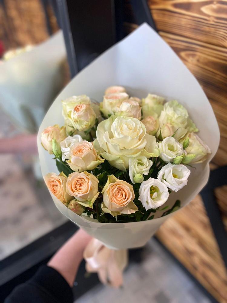 Букет цветов из: Розы и Лизиантусы в Сотниковском